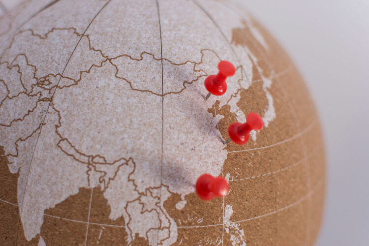 Chinchetas que indican en un mapa países asiáticos, principalmente China, y sur de Rusia.