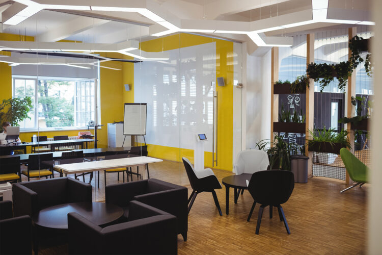 Oficina moderna, gestión de espacios, smart buildings