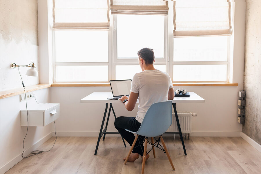 Teletrabajo, hombre teletrabajando