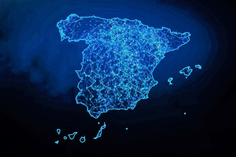 Mapa de España iluminado en color azul cobalto, mostrando el nivel de conectividad digital