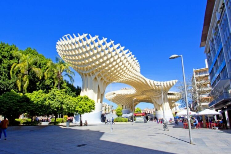 Pérgola de madera y hormigón del Metropol Parasol, conocido popularmente como "Las Setas de Sevilla".