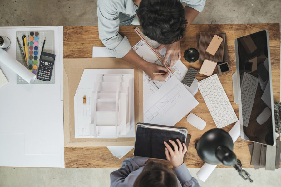 dos personas trabajando en un escritorio