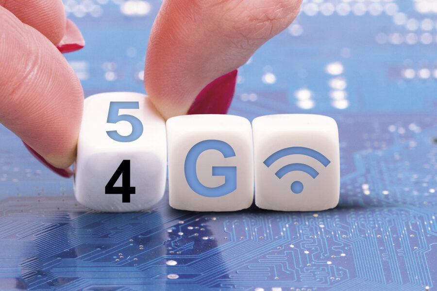 tres dados, uno una persona está cambiando del número 4 al 5, el otro dado tiene la letra G y e otro un símbolo de Wifi.