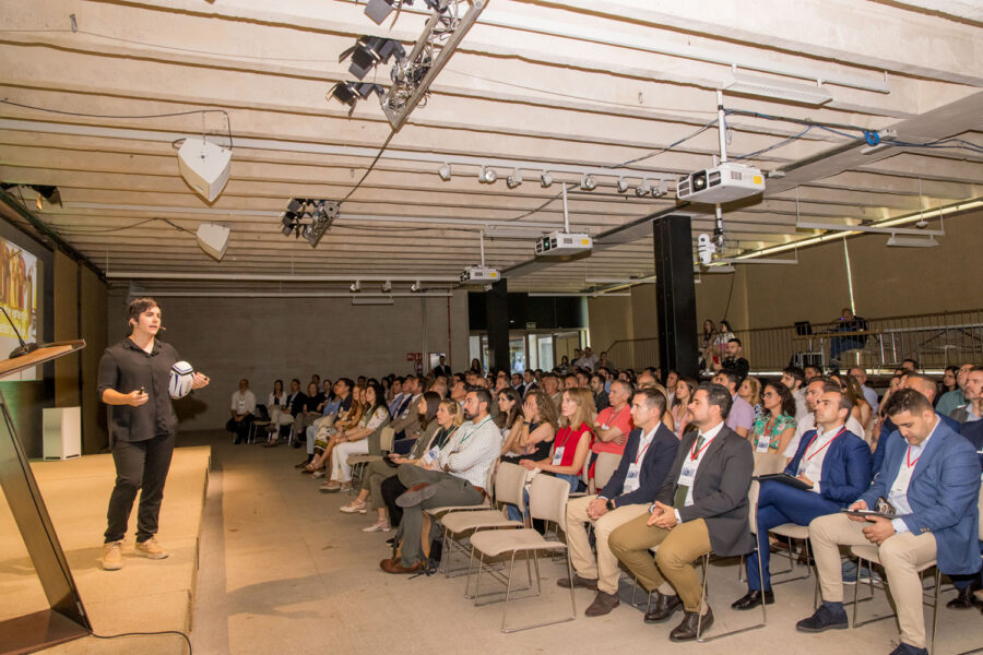 Patricia García Rodríguez, conferenciante internacional y Seleccionadora Nacional de rugby 7- sub18 durante su charla inicial en el evento