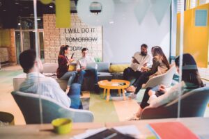 Oficina con gente trabajando alrededor de una mesa