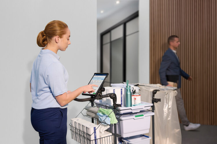 Tork Office 2023_Cleaner working efficiently