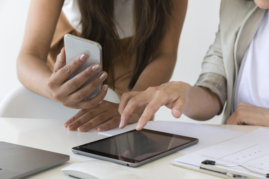 mujeres-que-usan-una-tableta-mientras-trabajan