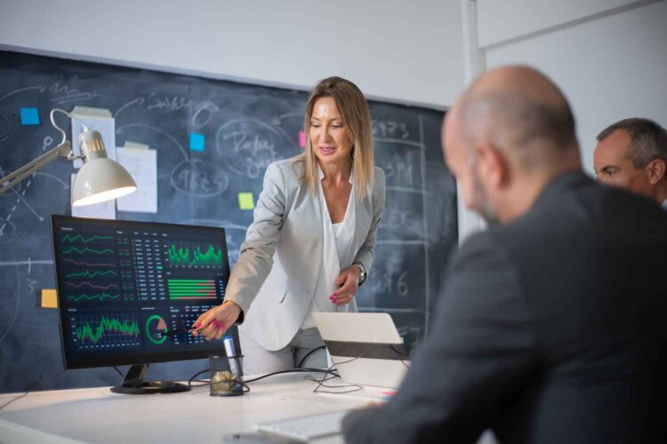 empleados-de-la-empresa-discutiendo-datos-de-mercado-en-graficos