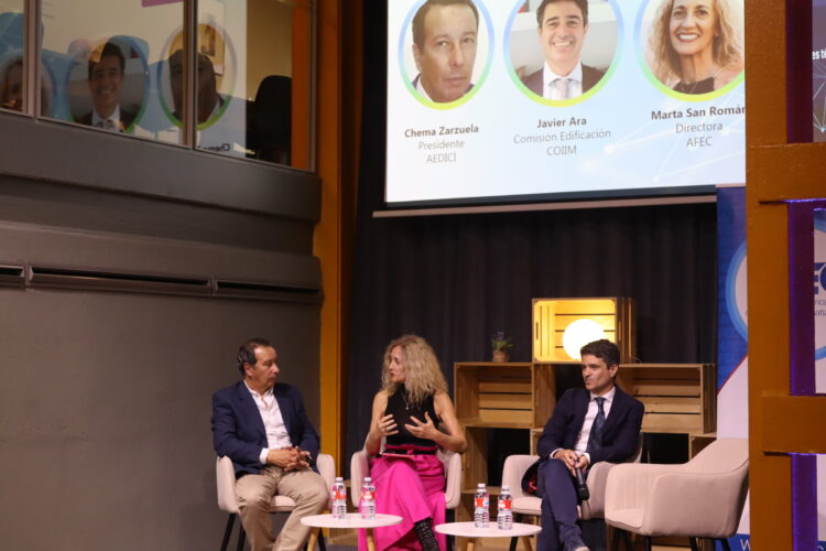 Chema Zarzuela, presidente de AEDICI; Javier Ara, comisión de edificación del COIIM; y Marta San Román, directora de AFEC.