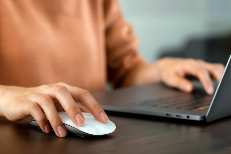 una mujer utiliza un ordenador portátil