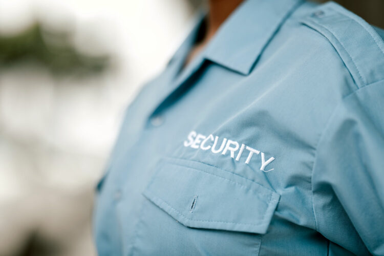 un guardia de seguridad privada con una camisa de color azul claro